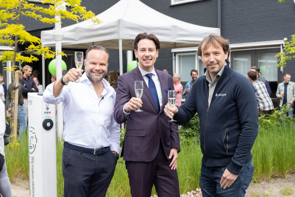 _I1A0045LR Gerwin Hip (Park&Charge), wethouder Dylan Lochtenberg en Albert Dorland (Escom) tijdens de opening van het nieuwe kantoor